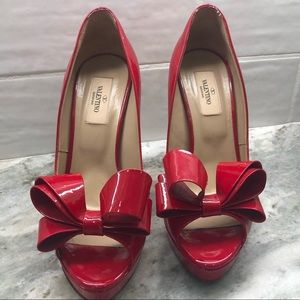 Valentino bow shoe in classic red